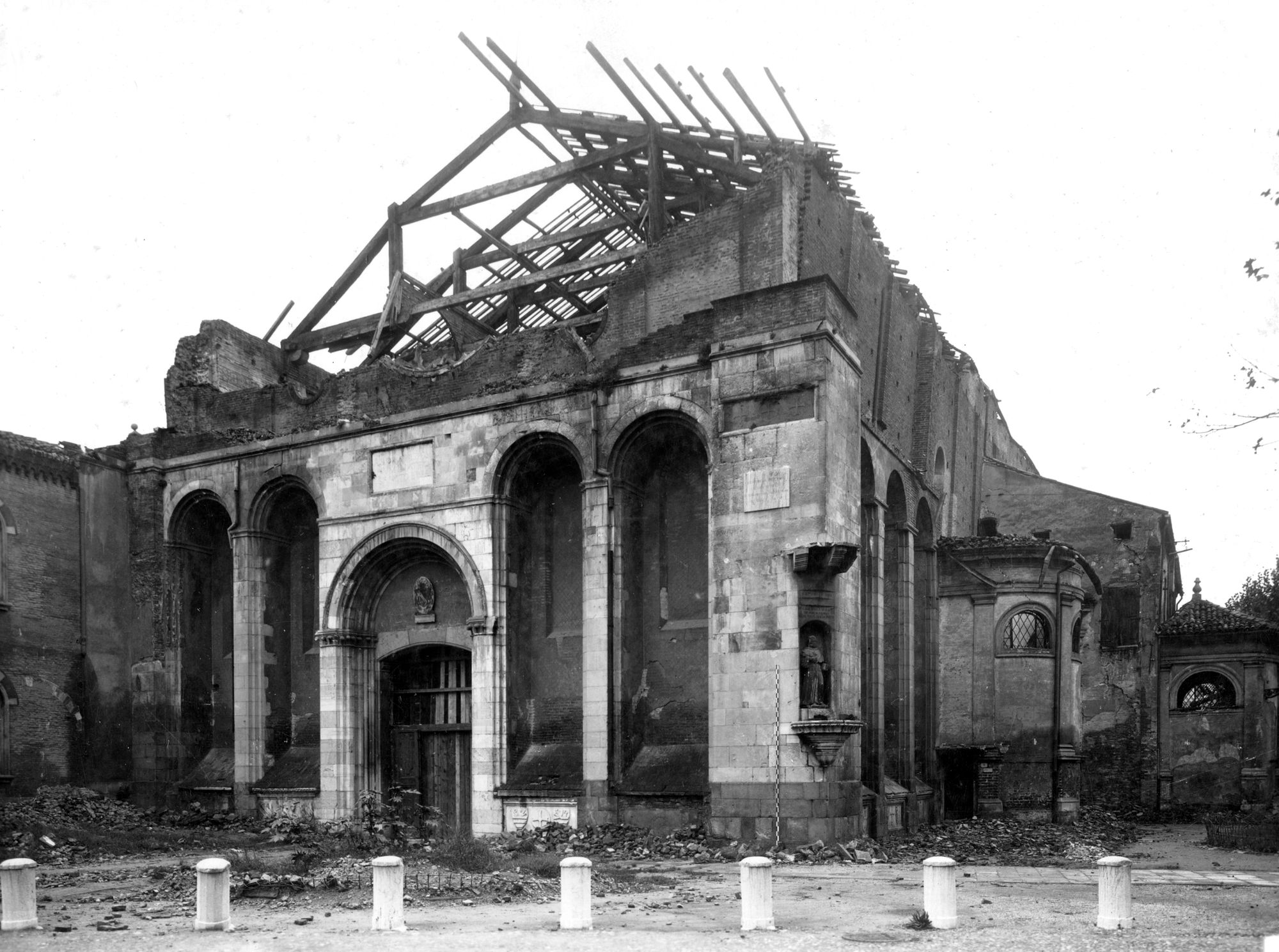 Chiesa degli Eremitani dopo il bombardamento