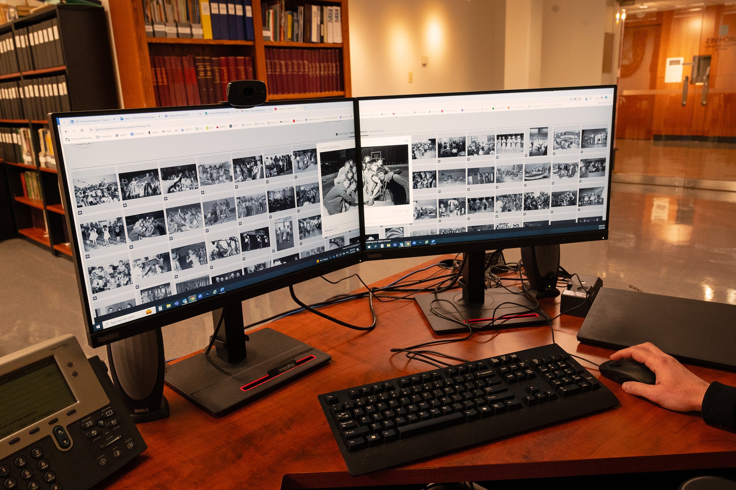 Postazione di ricerca digitale con fotografie d’archivio