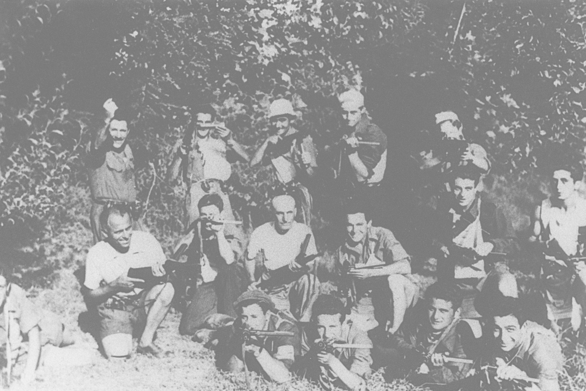 Fotografia storica di un gruppo di partigiani, immagine di apertura del Portale della Resistenza padovana
